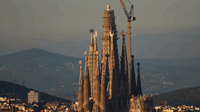 Barselona’nın ünlü Sagrada Familia Bazilikası, merkez kulesinin yeni bölümünün yerleştirilmesiyle