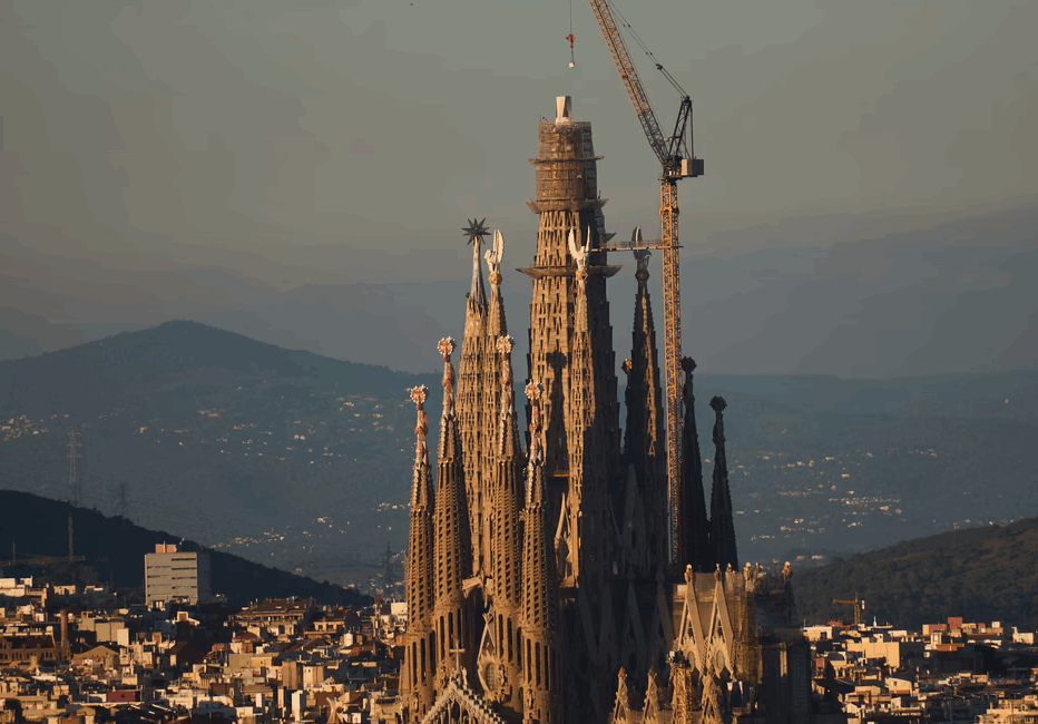Sagrada Familia Dünyanın En Yüksek Kilisesi Oldu: Gaudí’nin Eserinin İnşaatı 1882’de Başlamıştı Barselona’nın ünlü Sagrada Familia Bazilikası, merkez kulesinin yeni bölümünün yerleştirilmesiyle