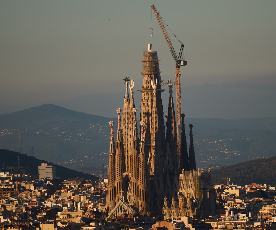 Barselona’nın ünlü Sagrada Familia Bazilikası, merkez kulesinin yeni bölümünün yerleştirilmesiyle