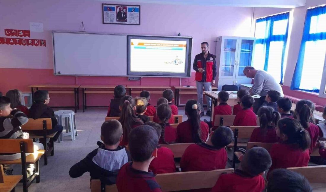 Sandıklı’da öğrenci ve velilere ilk yardım eğitimi Afyonkarahisar'ın Sandıklı ilçesinde Kaymakamlık tarafından yürütülen "Aile Yılı" projesi çerçevesinde,
