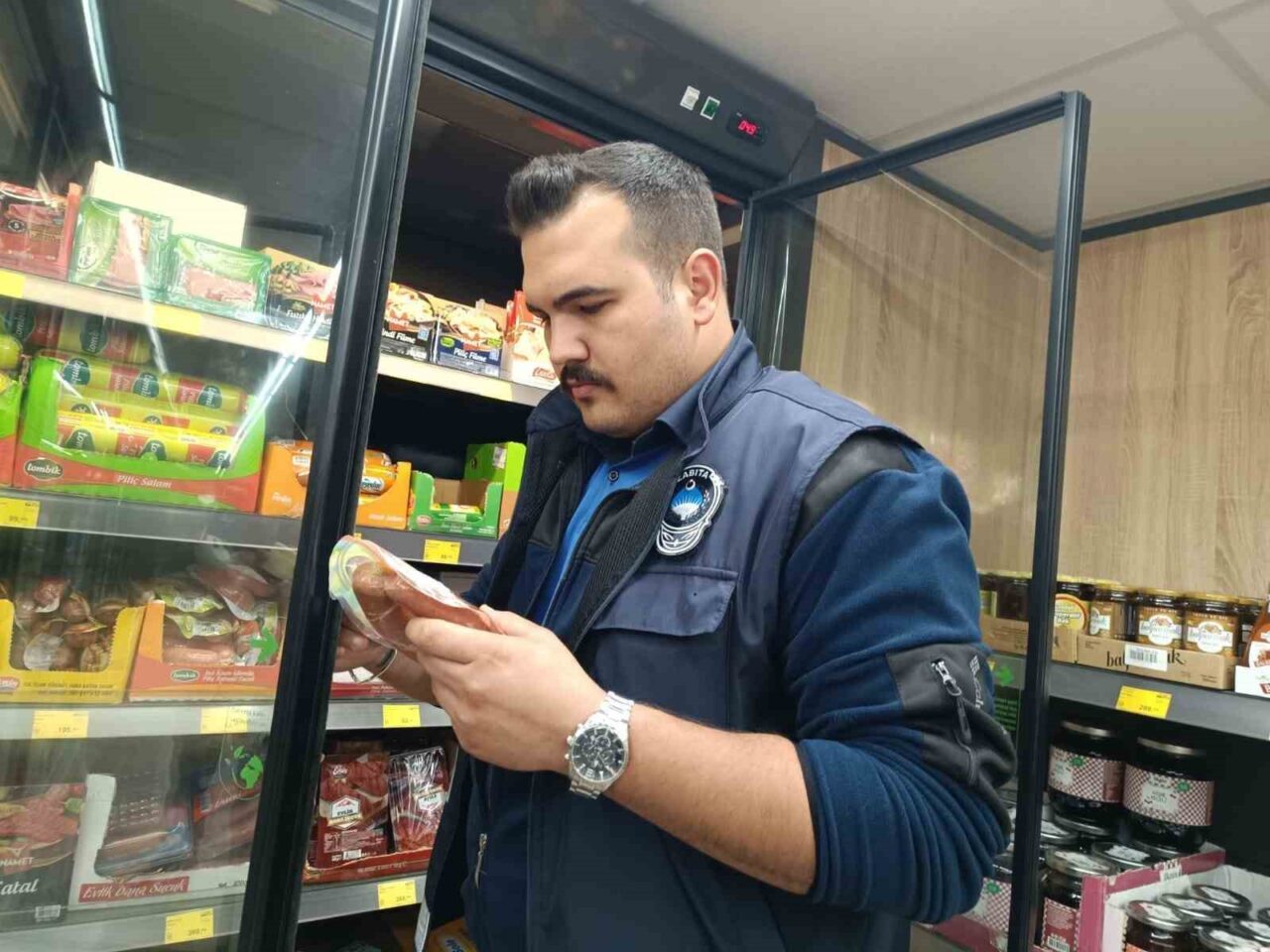 Afyonkarahisar’ın Sandıklı ilçesinde zincir marketlere yönelik fiyat, etiket ve son
