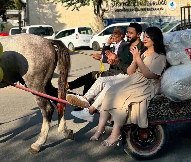 Şanlıurfa'da vlilik hazırlığı yapan bir çift, çeyizlerini süsledikleri at arabasıyla
