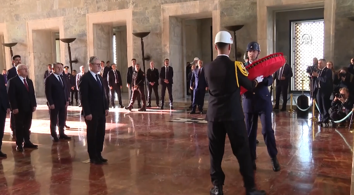 İngiltere Başbakanı Starmer, Anıtkabir’i ziyaret etti Resmi ziyaret için Türkiye'de bulunan İngiltere Başbakanı Keir Starmer, Anıtkabir'i