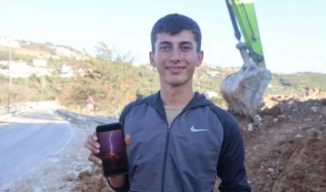 Hatay’da şimşekleri görüntülemek isteyen Adem Bozkurt, yakın bir noktaya düşen