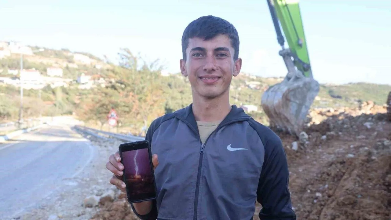 Hatay’da şimşekleri görüntülemek isteyen Adem Bozkurt, yakın bir noktaya düşen