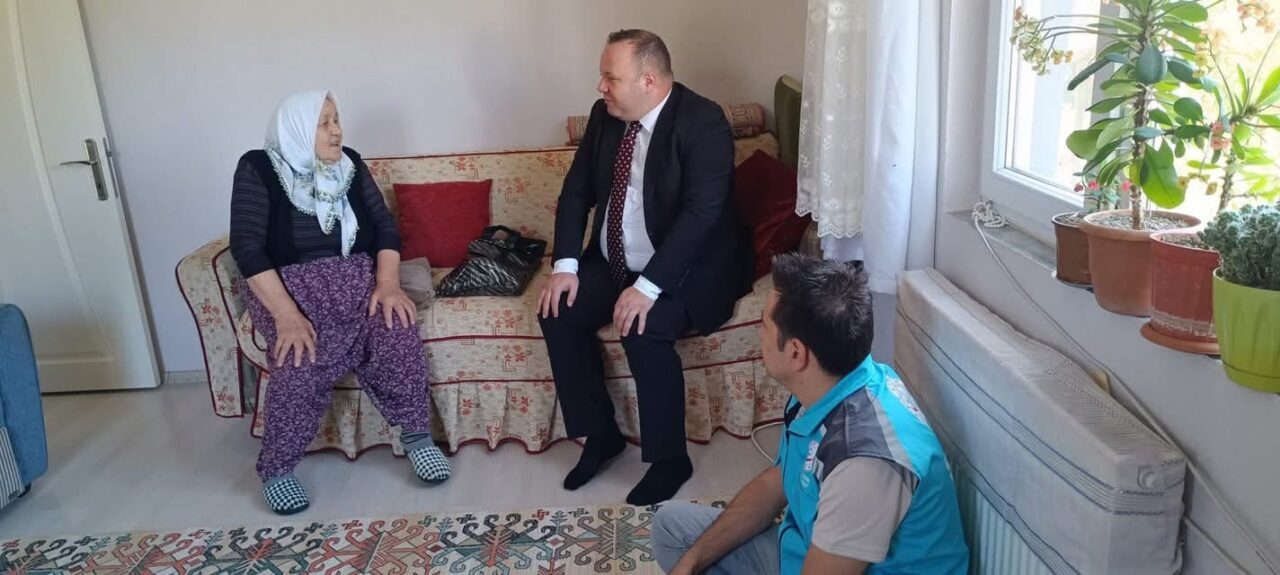 Afyonkarahisar’ın Şuhut ilçesinde Kaymakam İzzet Cem Eser, 1 Ekim Dünya