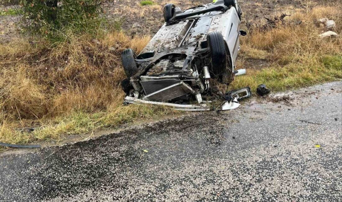 Afyonkarahisar’da kontrolden çıkarak takla atan otomobilde 3 kişi yaralandı.