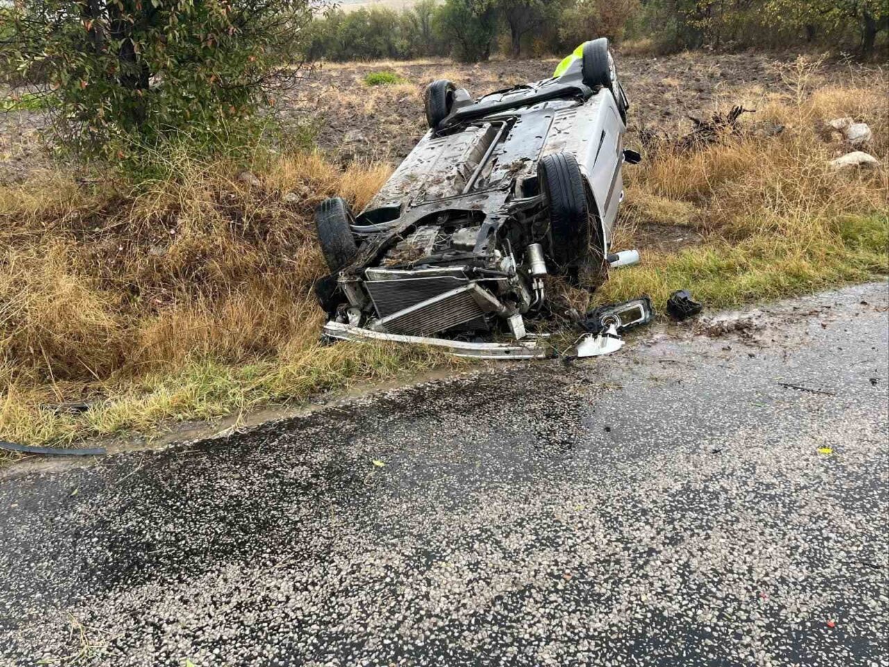 Afyonkarahisar’da kontrolden çıkarak takla atan otomobilde 3 kişi yaralandı.