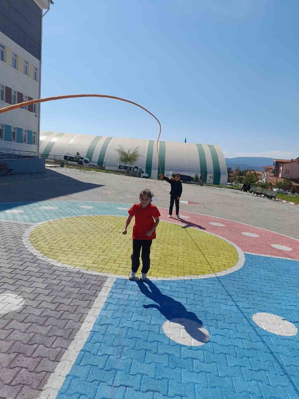 Kütahya’nın Tavşanlı ilçesinde öğrenciler derste öğrendiklerini oyunlarla pekiştiriyor.