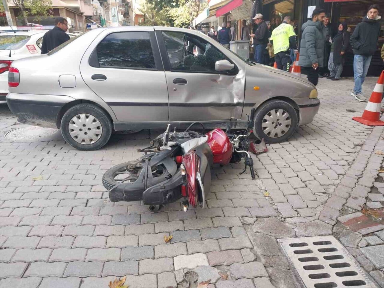 Kütahya’nın Tavşanlı ilçesinde otomobil ile motosikletin çarpışması sonucu meydana gelen