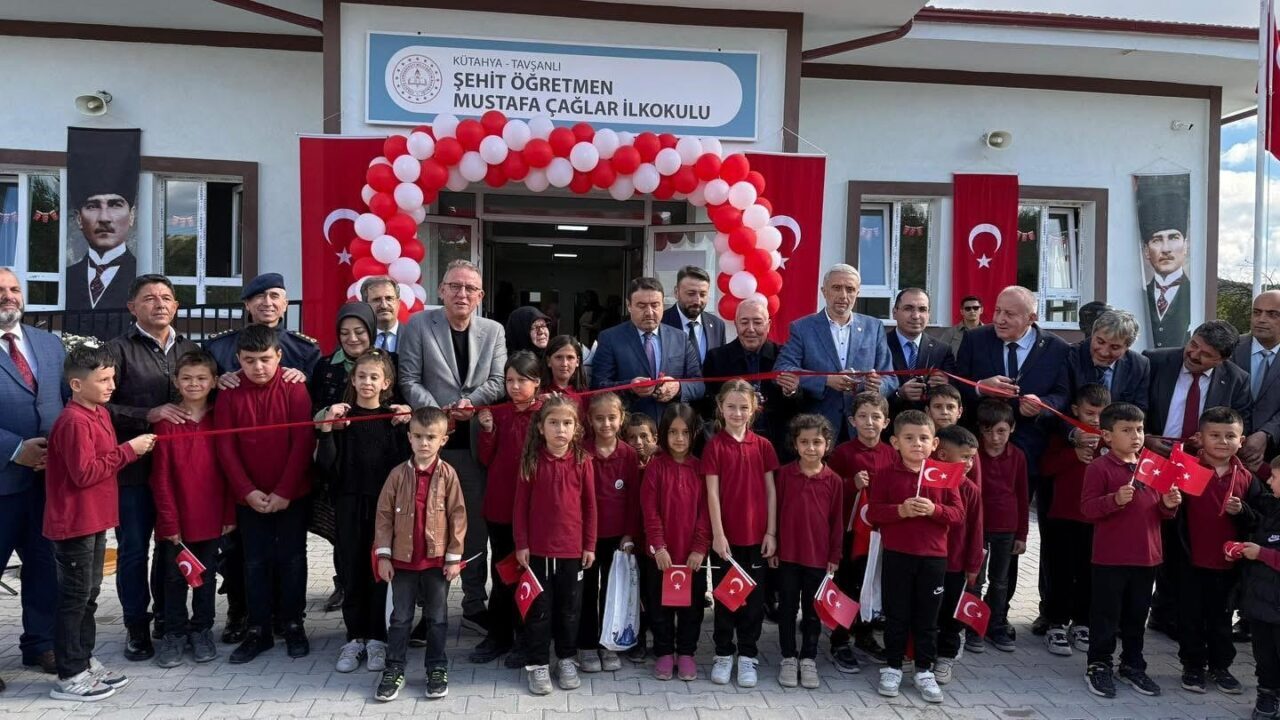 Kütahya’nın Tavşanlı ilçesine bağlı Kayaarası köyünde yapımı tamamlanan Şehit Öğretmen