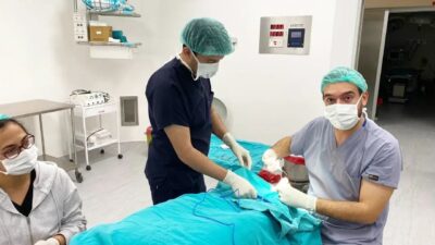 Afyonkarahisar Şuhut Devlet Hastanesi'nde tırnak batması şikayetiyle başvuran bir hasta,