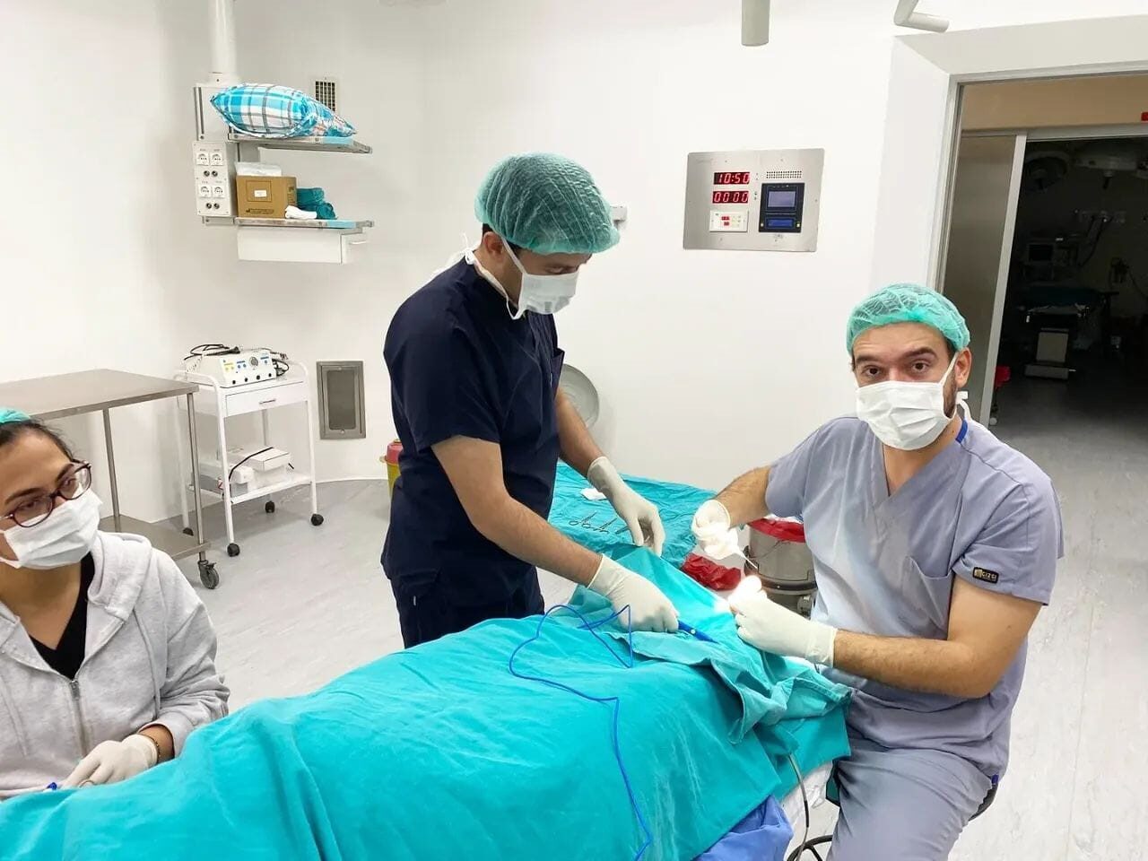 Afyonkarahisar Şuhut Devlet Hastanesi'nde tırnak batması şikayetiyle başvuran bir hasta,