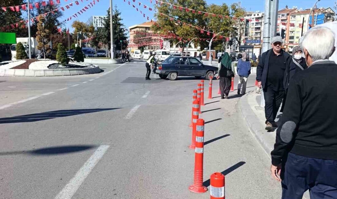 Afyon’da trafikte yolun ortasında kalan otomobili kadın polis tek başına ittirerek çalıştırdı Afyonkarahisar’da bir kadın trafik polisi, kavşakta aniden stop eden otomobili