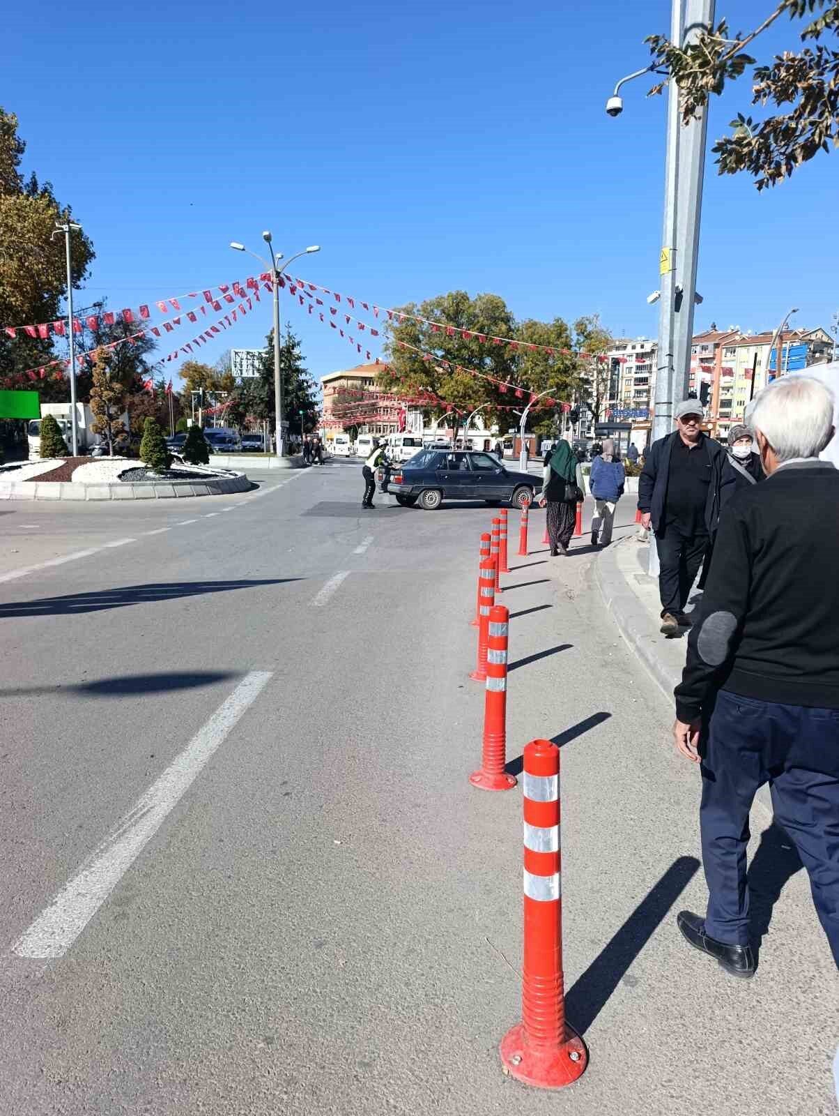 Afyonkarahisar’da bir kadın trafik polisi, kavşakta aniden stop eden otomobili