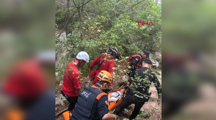 AFAD, ormanda mahsur kalan turisti kurtardı ANTALYA’nın Kemer ilçesinde ormanlık alanda ayağı kırılarak mahsur kalan Polonya