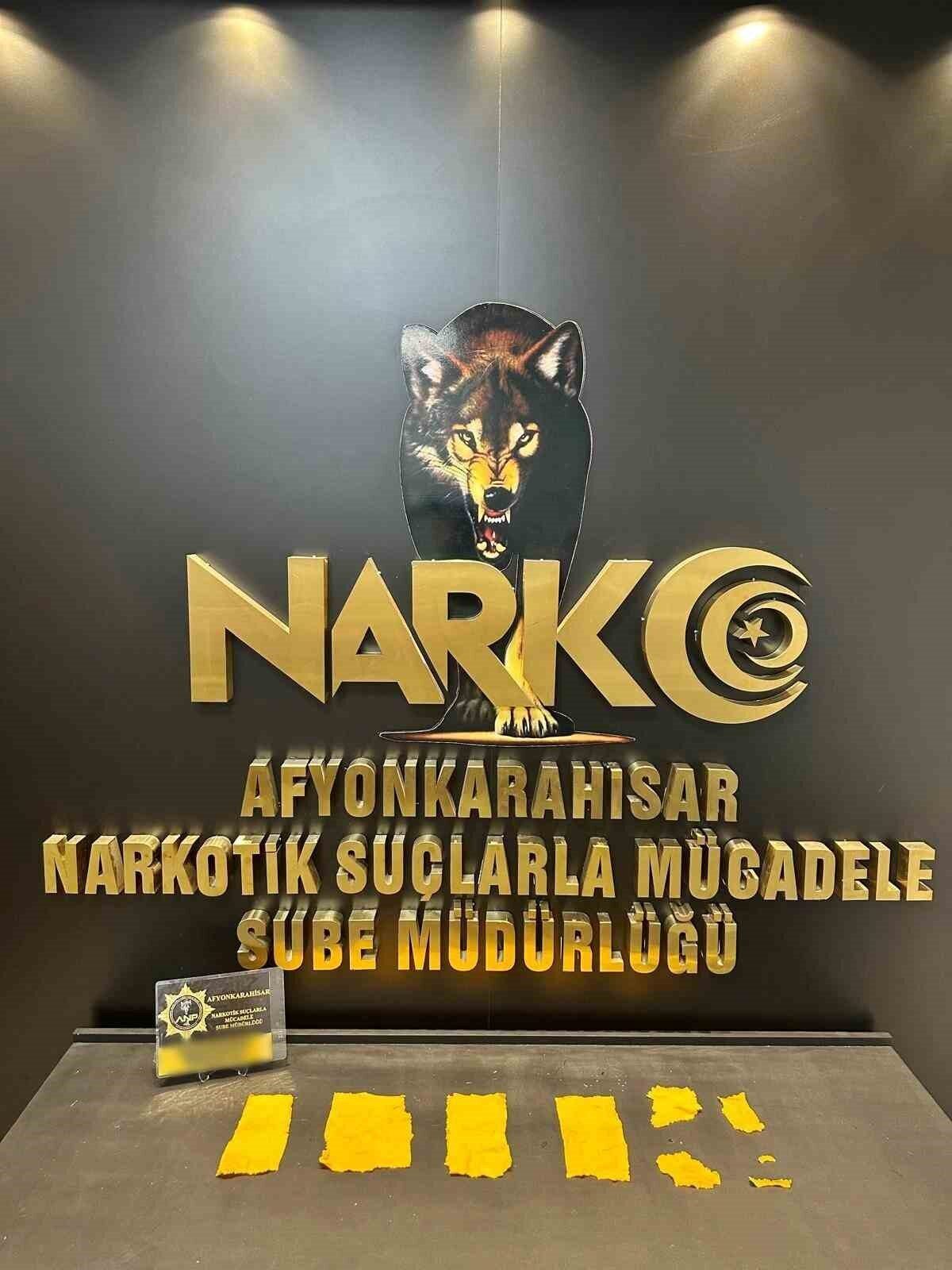 Afyonkarahisar'da trafik ve asayiş uygulaması sırasında durdurulan bir otomobilde, peçetelere