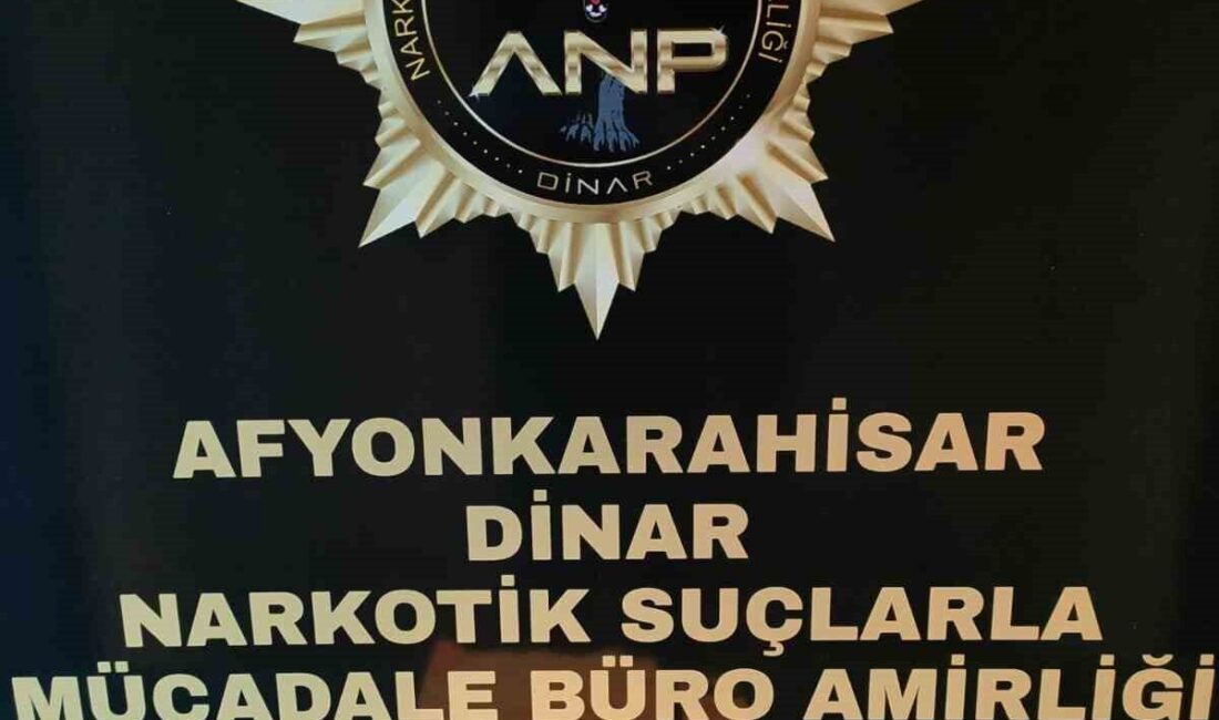 Afyonkarahisar’ın Dinar ilçesinde polis, trafik uygulamasında bir otomobilde peçeteye emdirilmiş