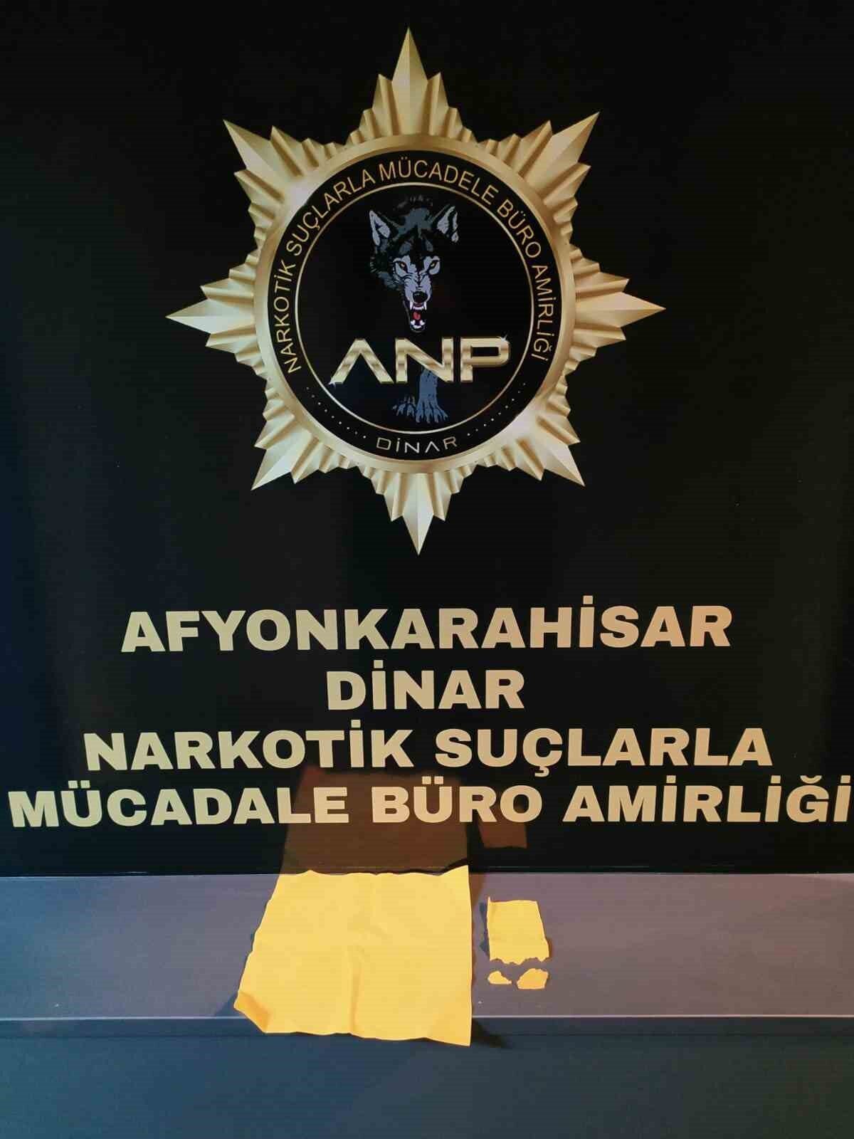 Afyonkarahisar’ın Dinar ilçesinde polis, trafik uygulamasında bir otomobilde peçeteye emdirilmiş