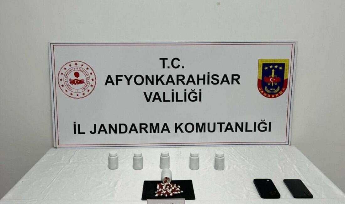 Afyonkarahisar’da 384 uyuşturucu hapla yakalanan 2 şüpheli tutuklandı Afyonkarahisar’ın Sinanpaşa ilçesinde düzenlenen operasyonda, jandarma ekipleri 384 adet uyuşturucu