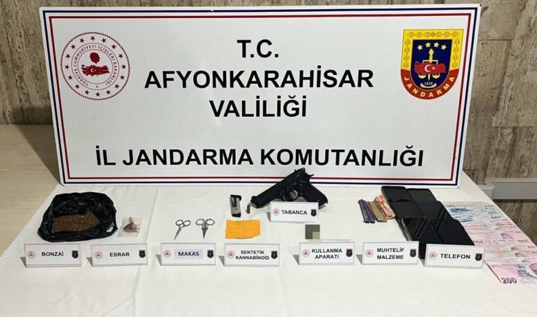 Afyon’da uyuşturucu operasyonunda 4 kişi gözaltına alındı Afyonkarahisar’ın Emirdağ ilçesinde jandarma tarafından gerçekleştirilen uyuşturucu operasyonunda 4 kişi
