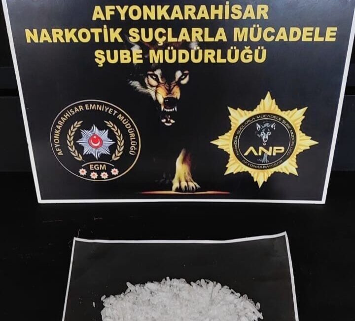 Üzerinde uyuşturucu madde ele geçirilen 2 şahıs tutuklanarak cezaevine gönderildi.

