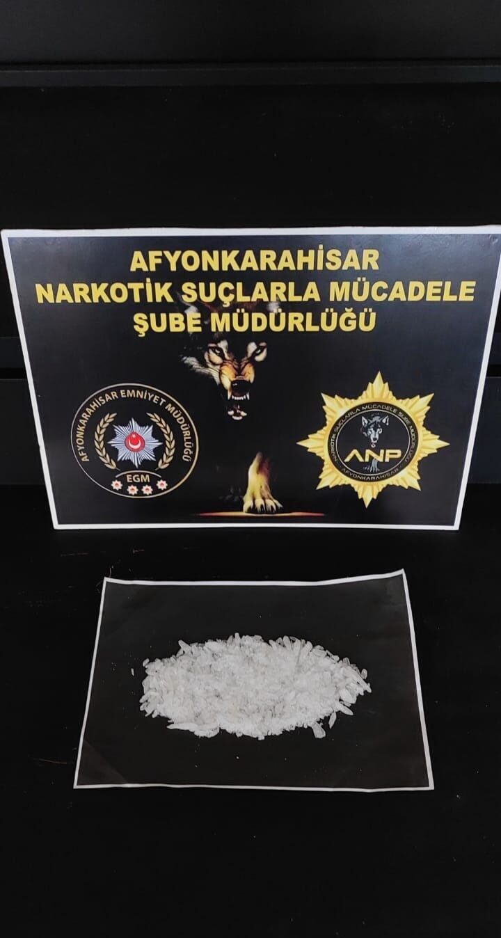 Üzerinde uyuşturucu madde ele geçirilen 2 şahıs tutuklanarak cezaevine gönderildi.
