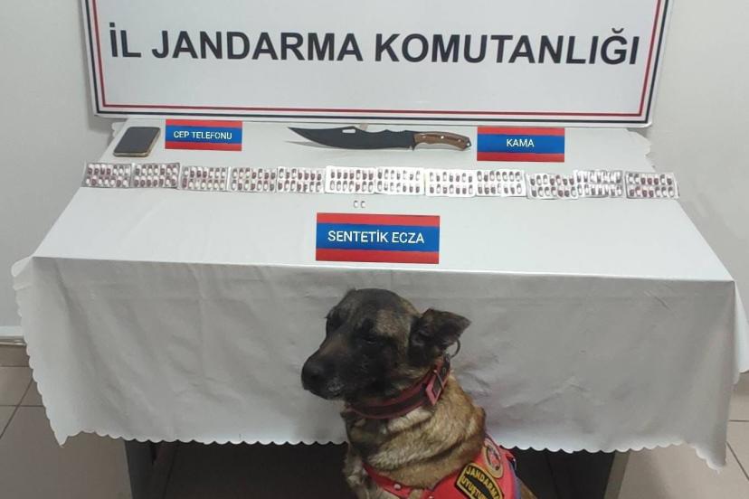 Ticari taksiyle seyir halindeyken durdurulan şüphelinin üzerinde 170 adet sentetik