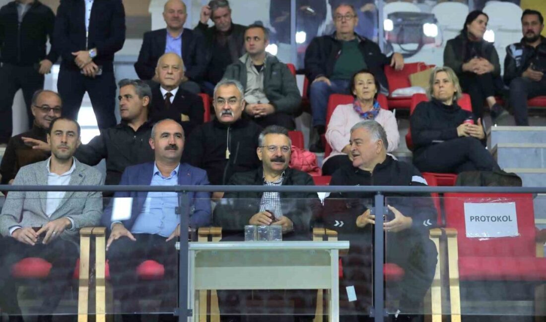 Eskişehir Valisi Hüseyin Aksoy, Porsuk Kapalı Spor Salonu’nda düzenlenen Türkiye