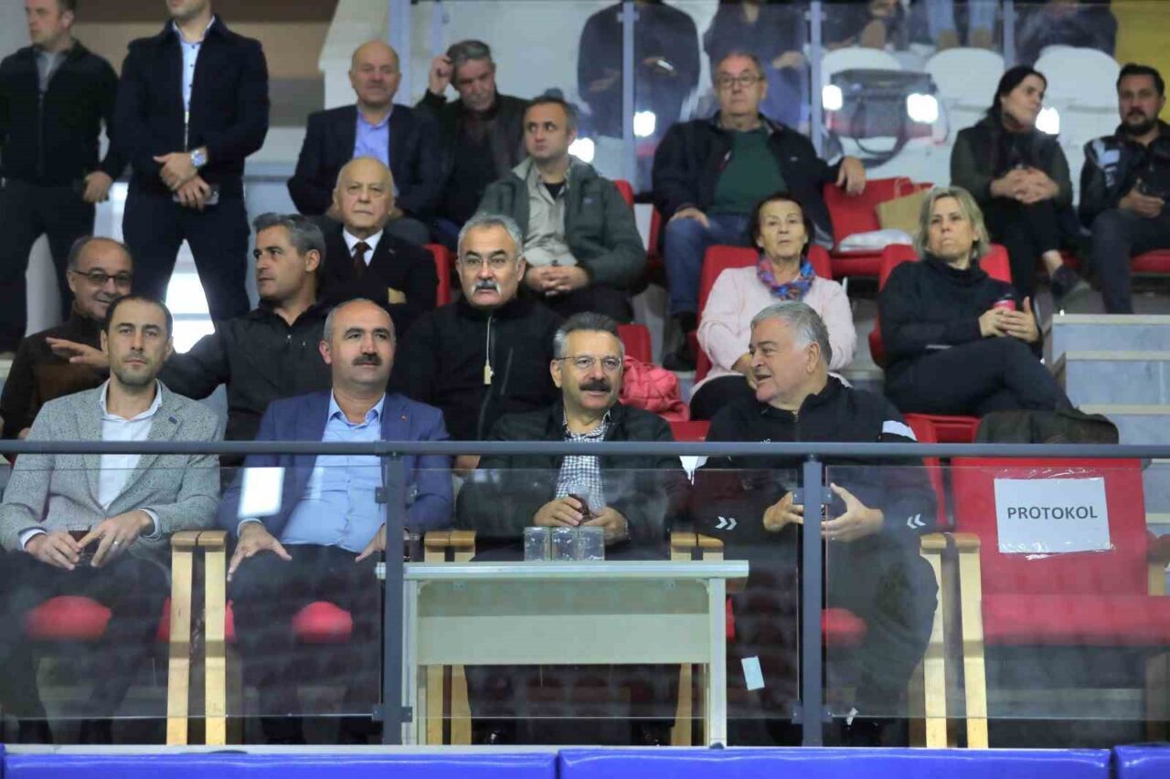 Eskişehir Valisi Hüseyin Aksoy, Porsuk Kapalı Spor Salonu’nda düzenlenen Türkiye