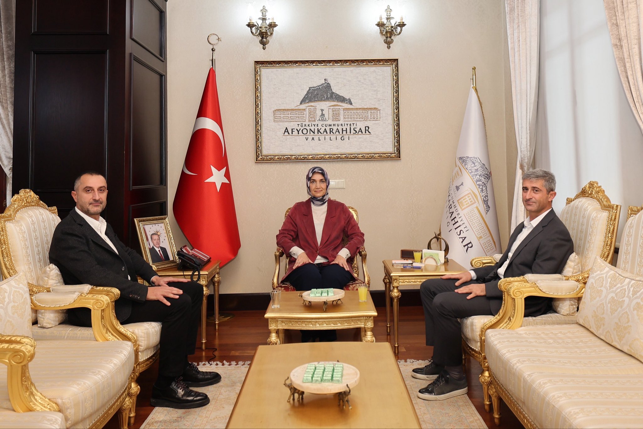 Afyonkarahisar Valisi Doç. Dr. Kübra Güran Yiğitbaşı, çeşitli ziyaretçilerini makamında