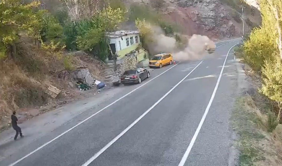 Tunceli-Erzincan karayolunda çalışma sırasında dağdan kopan büyük bir kaya parçası,