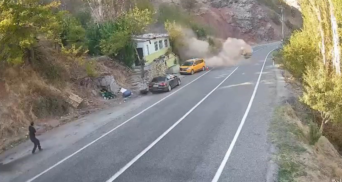 Tunceli-Erzincan karayolunda çalışma sırasında dağdan kopan büyük bir kaya parçası,