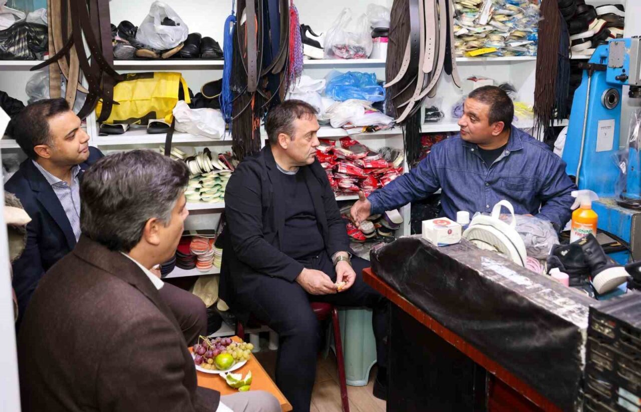 Bilecik Valisi Faik Oktay Sözer, Söğüt ilçesinde esnaf ziyareti gerçekleştirirken,