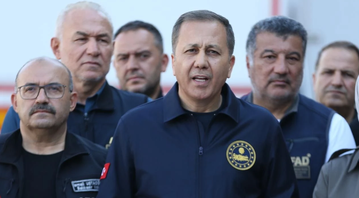 İçişleri Bakanı Ali Yerlikaya: 3 bina, 1 dükkan yıkıldı, can kaybı yok! Balıkesir'in Sındırgı ilçesinde saat 22.48'de 6,1 büyüklüğünde deprem meydana geldi.