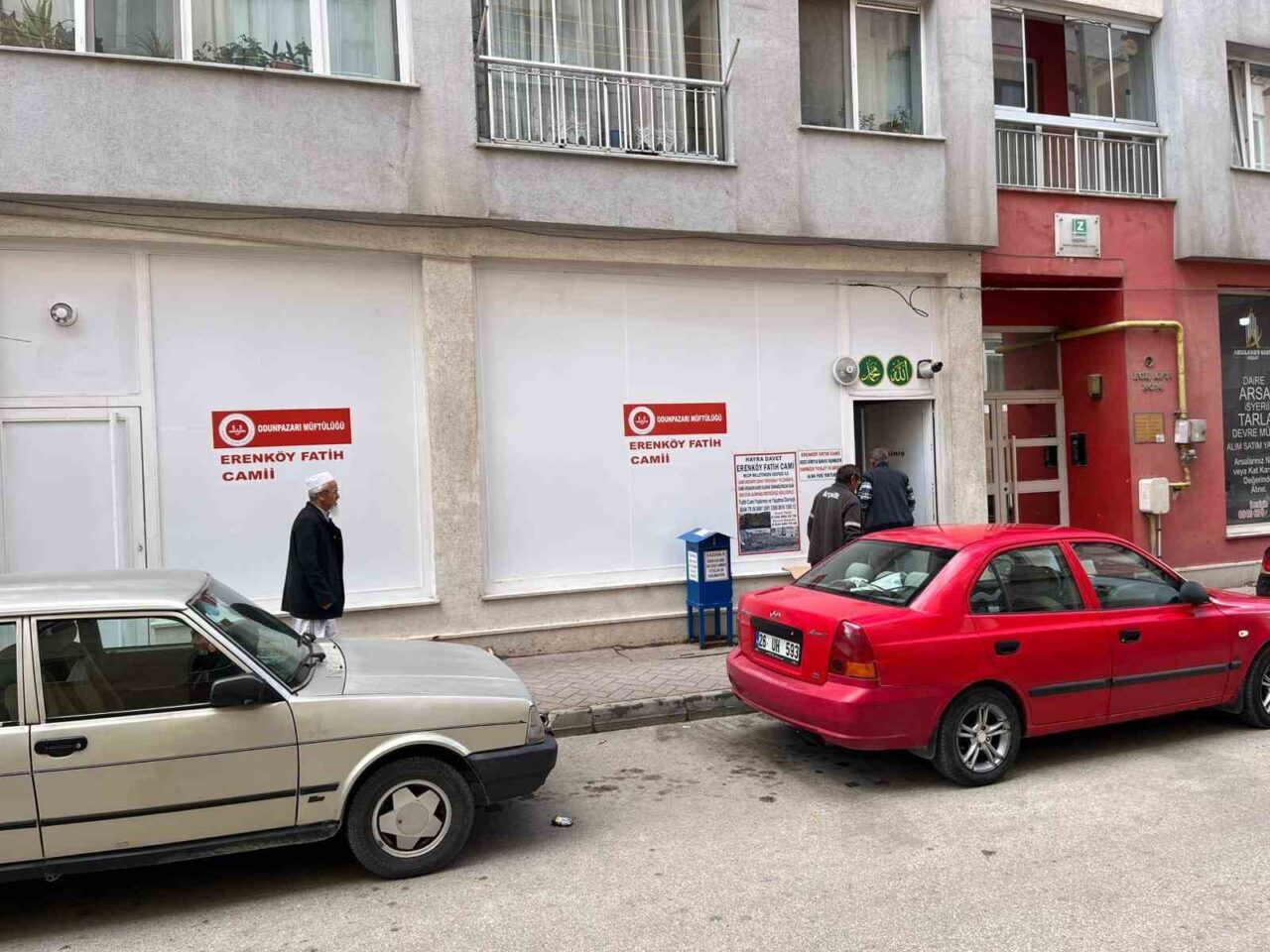 Eskişehir’de yıkılan camilerini 4 katlı bir apartmanın zemin katındaki, geçmişte