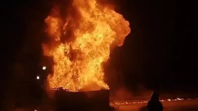 Diyarbakır’da bir grup genç, metruk bir yapıda ateş yakıp çakmak