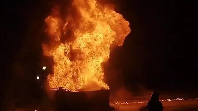 Diyarbakır’da bir grup genç, metruk bir yapıda ateş yakıp çakmak