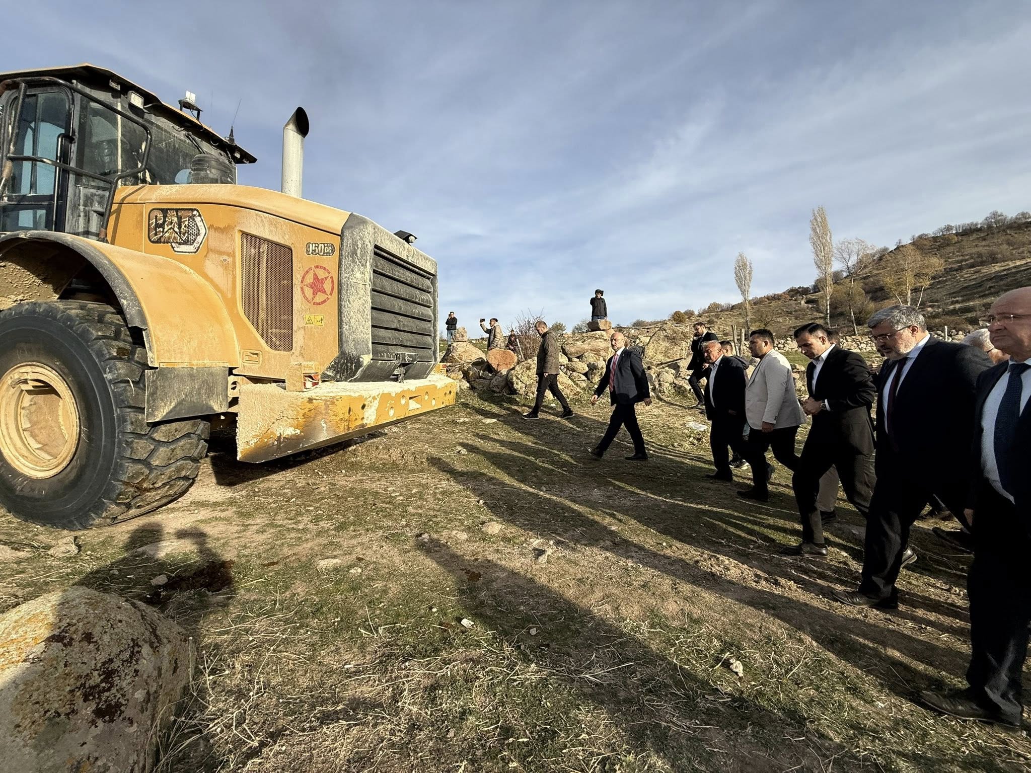Taşoluk halkına destek veren AK Parti Afyonkarahisar Milletvekili Ali Özkaya,