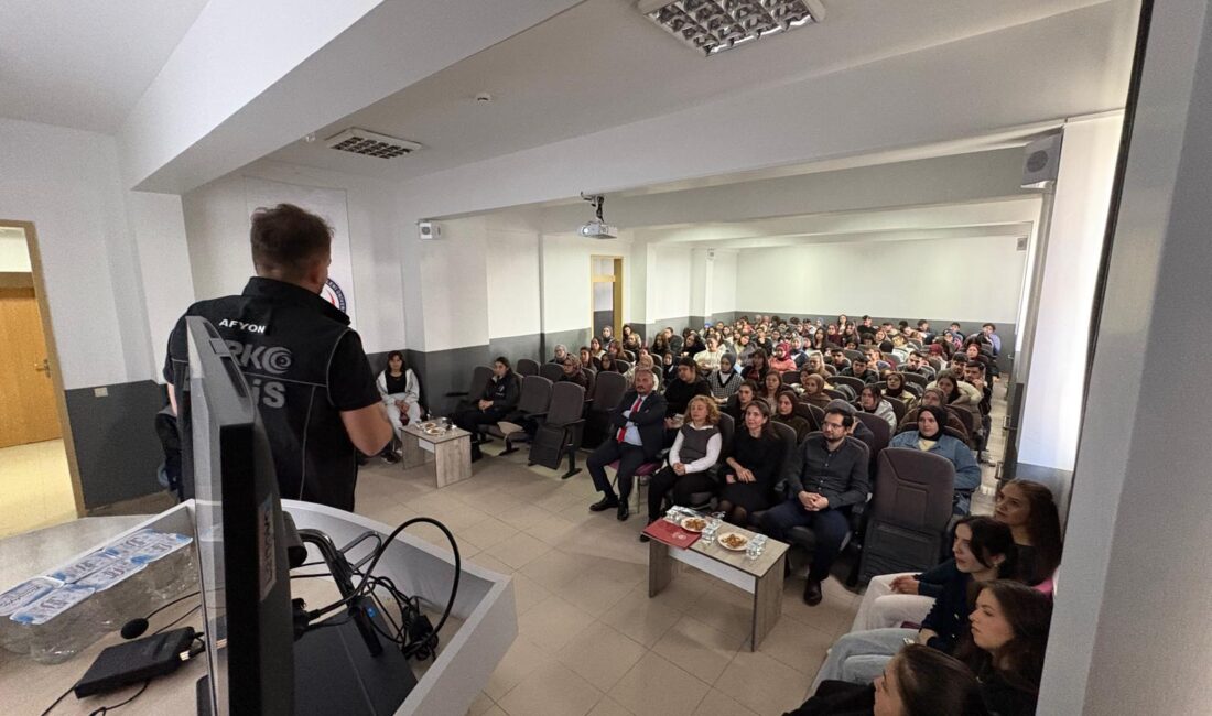 SHMYO Konferans Salonu’nda gerçekleştirilen söyleşiye öğrencilerin yanı sıra Tıbbi Hizmetler