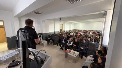 SHMYO Konferans Salonu’nda gerçekleştirilen söyleşiye öğrencilerin yanı sıra Tıbbi Hizmetler