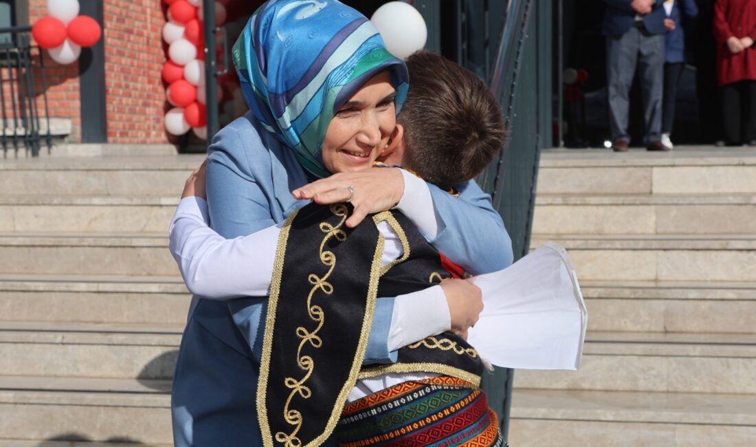 Afyonkarahisar Valisi Kübra Güran Yiğitbaşı’nın karakalem posterini yapan Yakup Evren