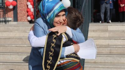 Afyonkarahisar Valisi Kübra Güran Yiğitbaşı’nın karakalem posterini yapan Yakup Evren