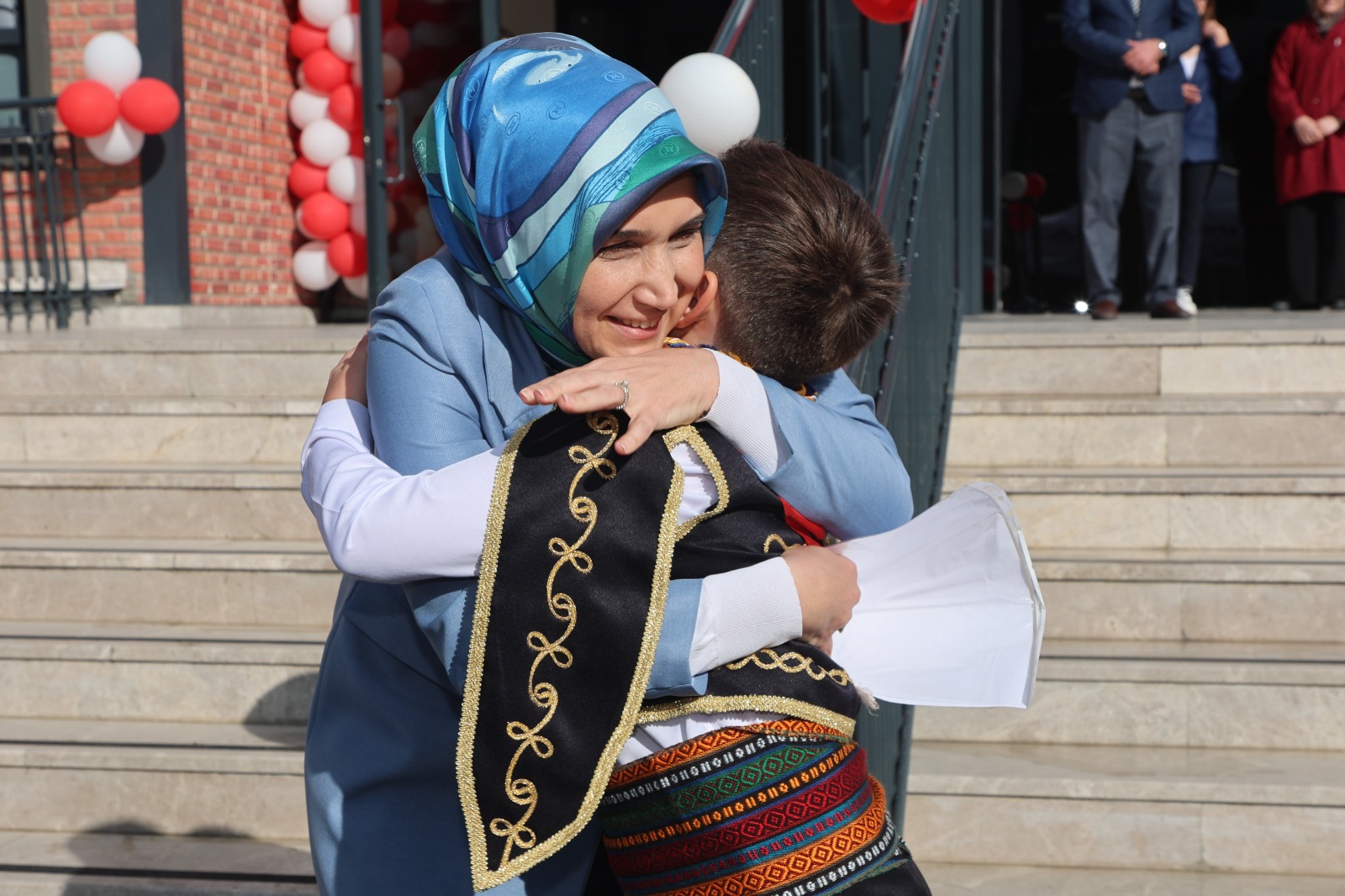 Afyonkarahisar Valisi Kübra Güran Yiğitbaşı’nın karakalem posterini yapan Yakup Evren