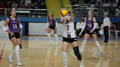 Serdivan Spor Salonu’nda gerçekleşen karşılaşma nefes kesen beş set boyunca