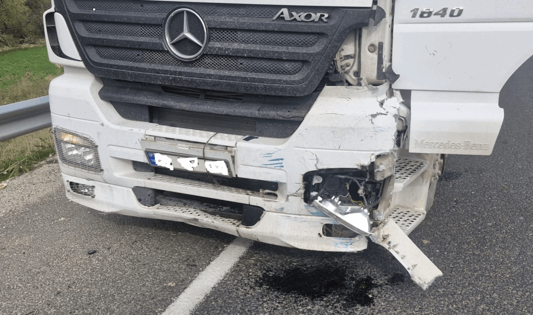 Uşak'ta otomobil ile tırın çarpışması sonucu, otomobil sürücüsü ağır yaralandı.