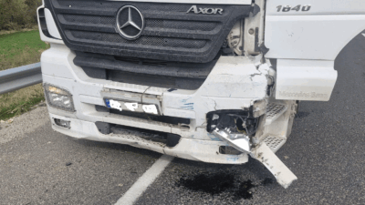 Uşak'ta otomobil ile tırın çarpışması sonucu, otomobil sürücüsü ağır yaralandı.