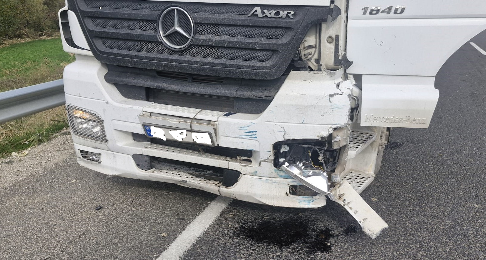 Uşak'ta otomobil ile tırın çarpışması sonucu, otomobil sürücüsü ağır yaralandı.