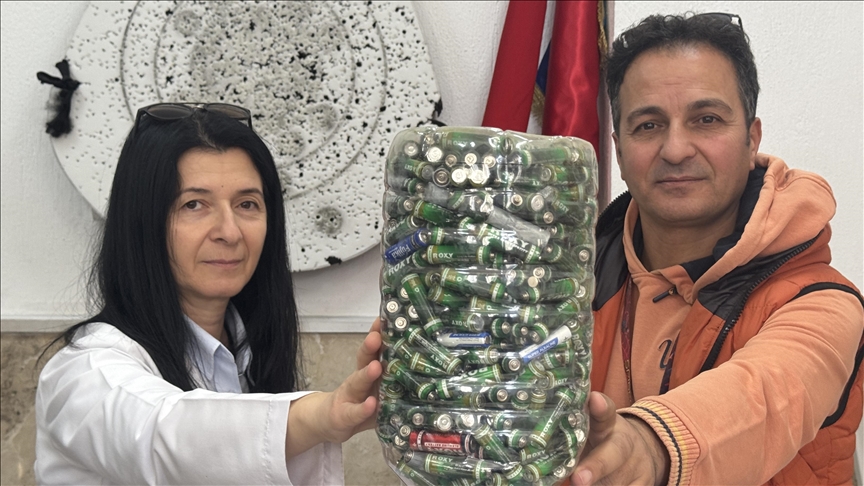 Afyonkarahisar'da aynı okulda görev yapan öğretmen çift, öğrencilerinin de desteğiyle