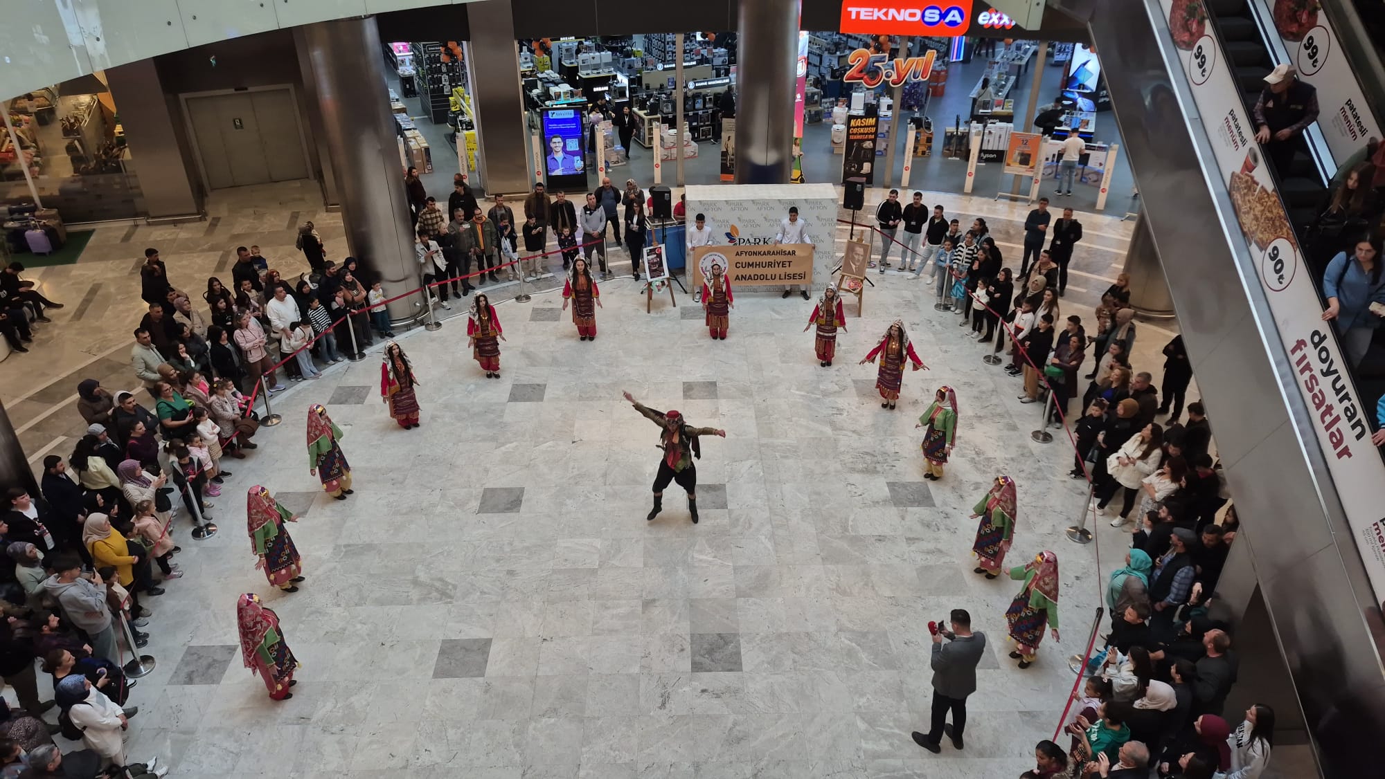 Cumhuriyet Anadolu Lisesi, Öğretmenler Günü dolayısıyla Afyonkarahisar’daki bir alışveriş merkezinde